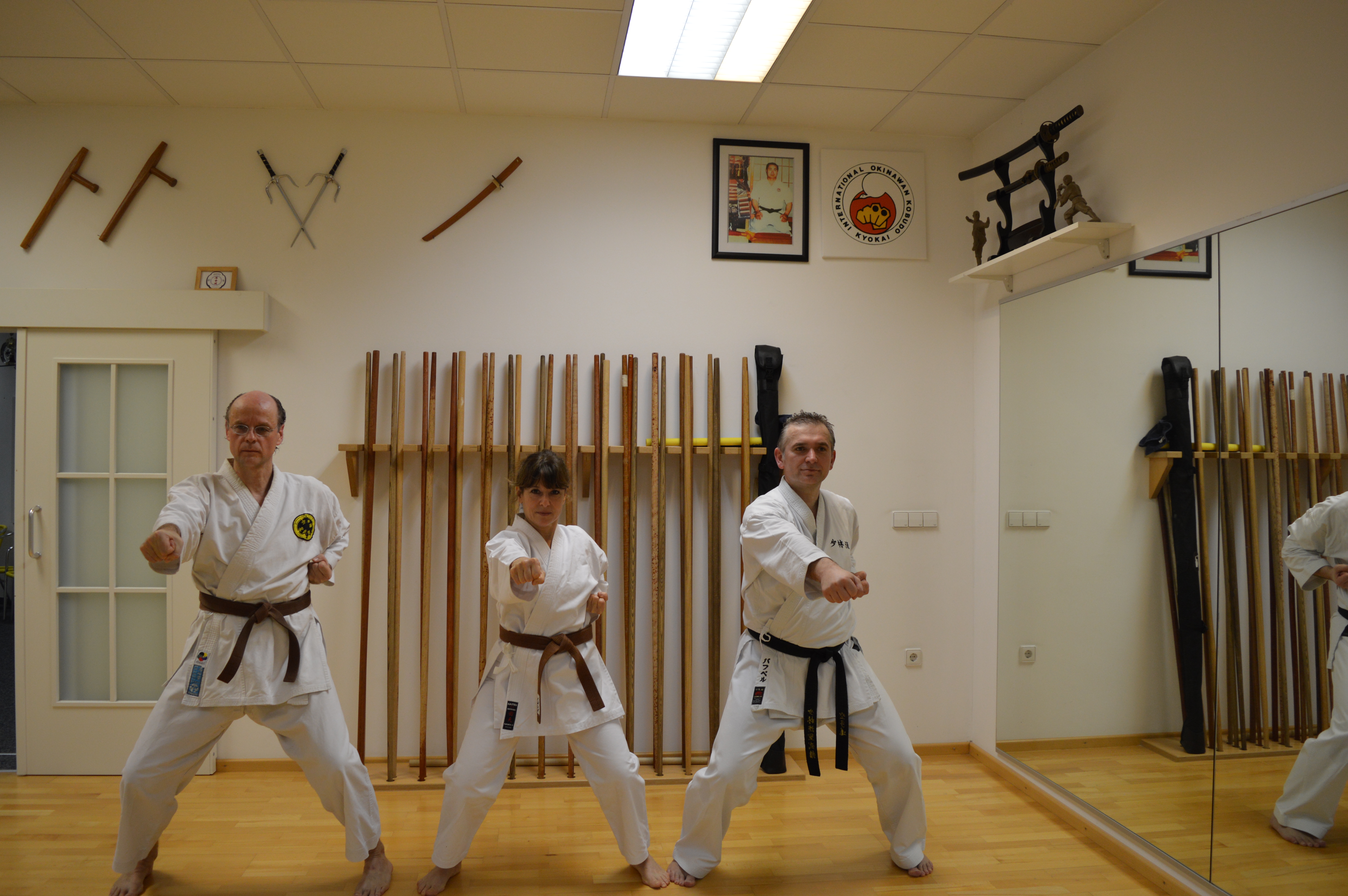 Karate-Training für Erwachsene – drei Karateka in Karate-Stellung