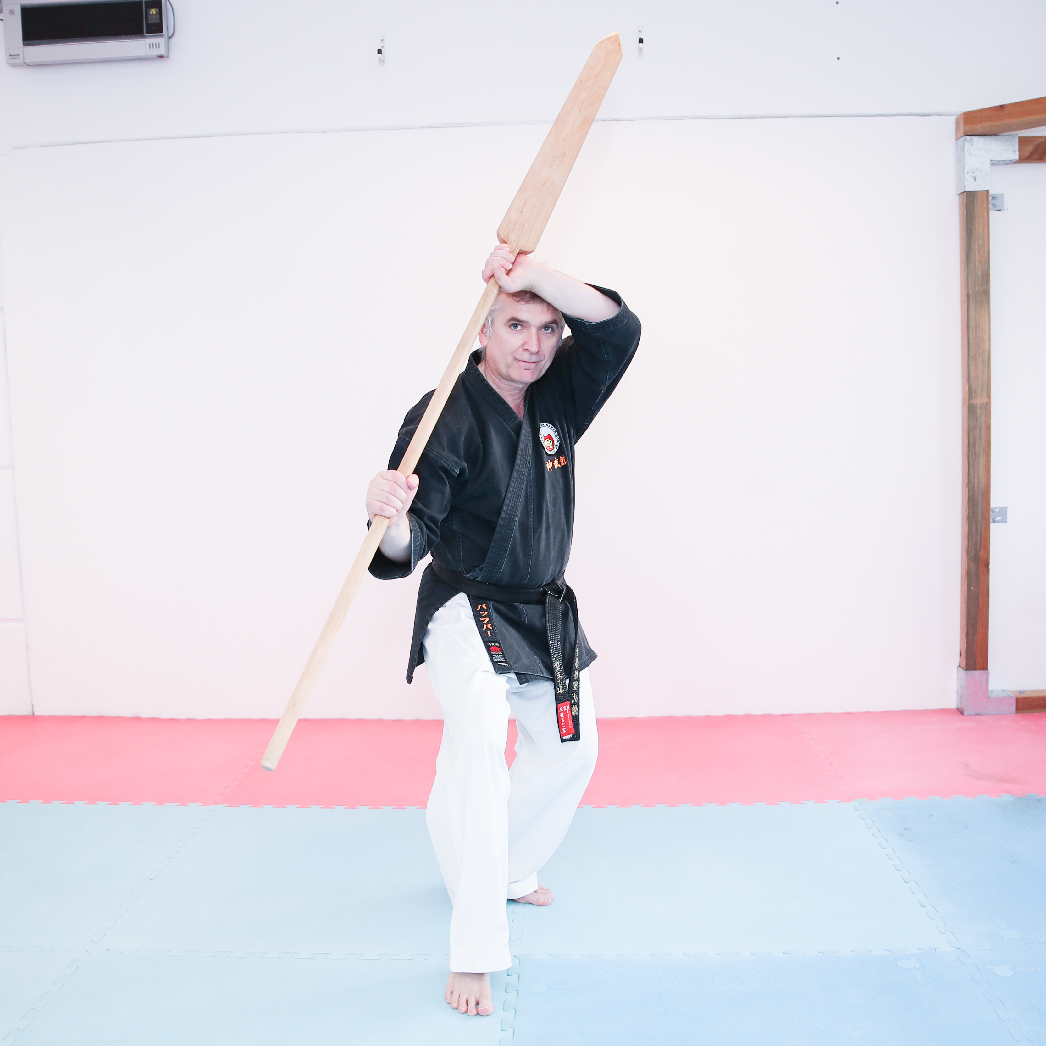 Kyoshi Bachhuber mit Eku beim Kobudo-Training